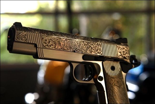 ANGELINA ΠΡΟΣΕΧΕ, ΚΡΑΤΑΩ ΠΙΣΤΟΛΙ BradPittGun1